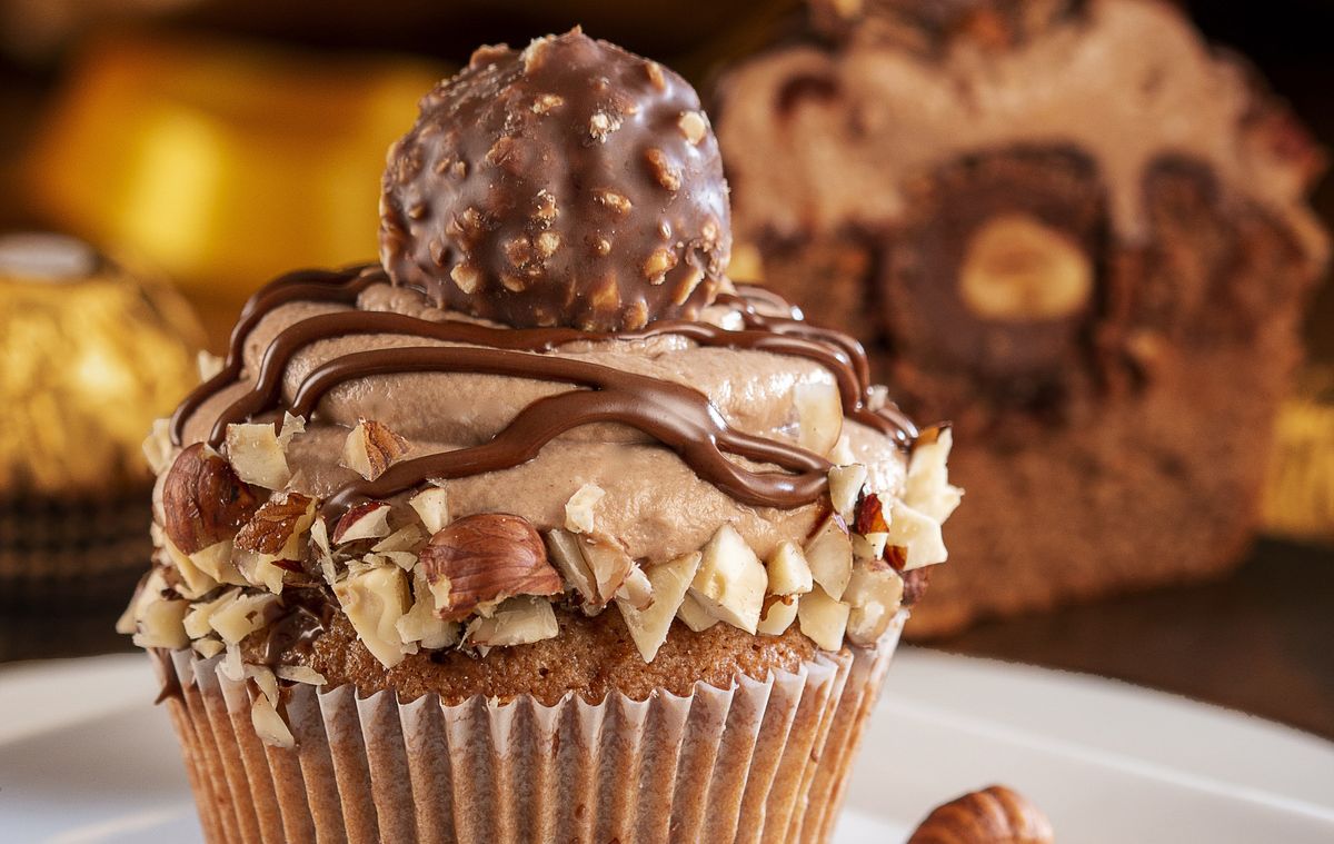 Ferrero Rocher Cupcake mit Haselnussstücken und Rocher auf der Spitze