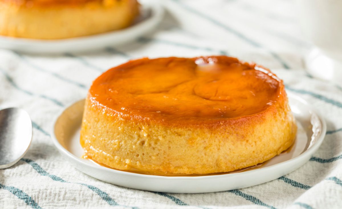 Kokos-Flan mit Karamell: So gelingt das exotische Sommer-Dessert