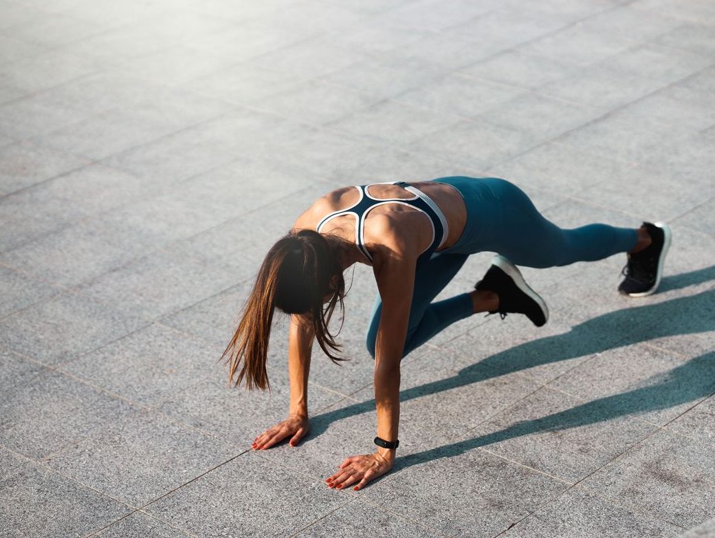athletische frau macht bergsteiger-&uuml;bung