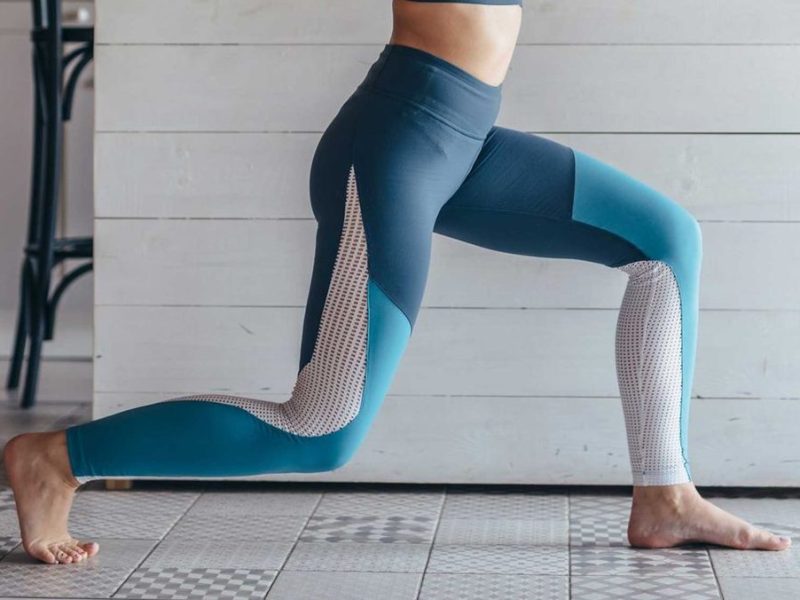 weibliche person führt ausfallschritte aus