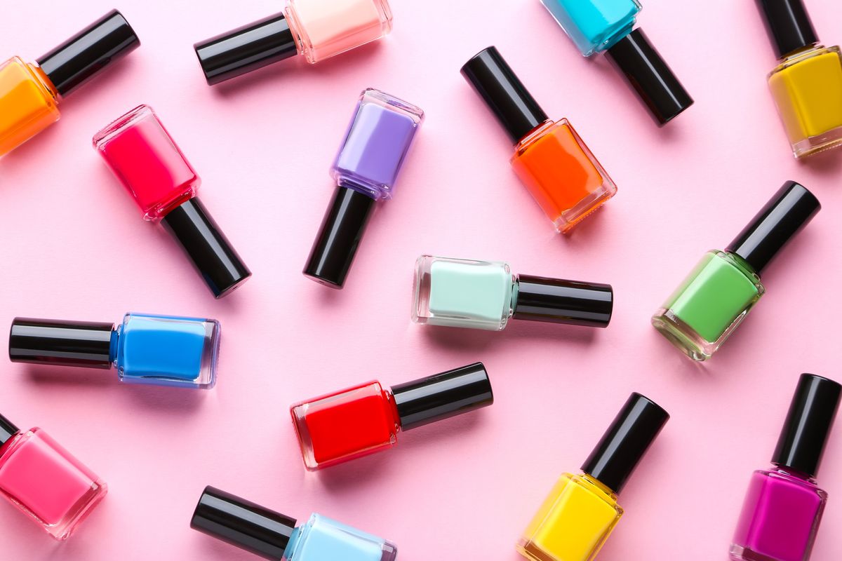 Rot, Türkis oder doch eher Butterblumen-Gelb: Welche Nagellack-Farbe passt zu dir?