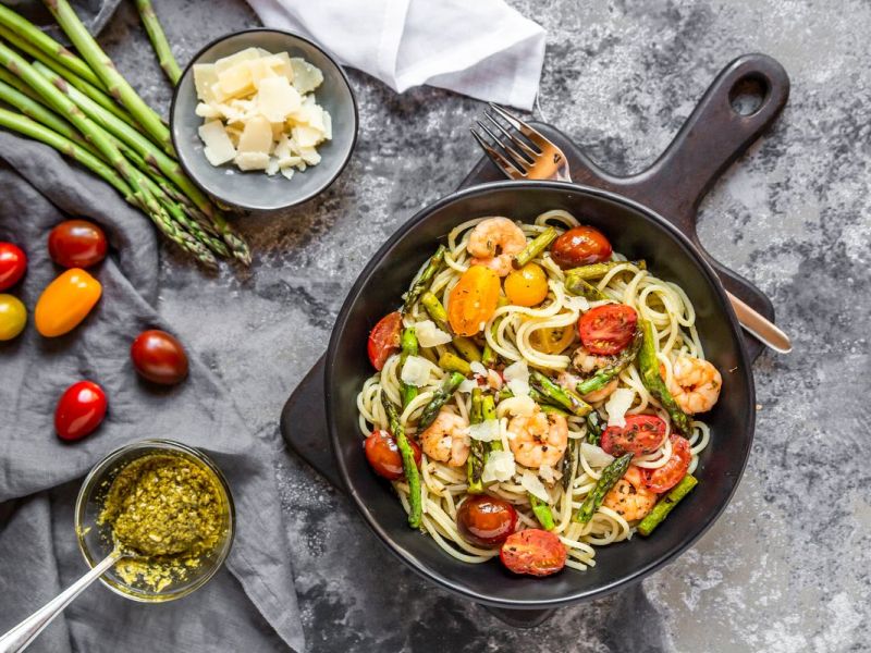 Schnelle Pastaküche: Spaghetti mit Garnelen, Spargel und Tomaten