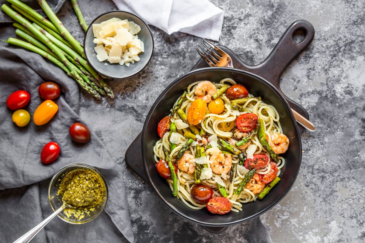 Schnelle Pastaküche: Spaghetti mit Garnelen, Spargel und Tomaten