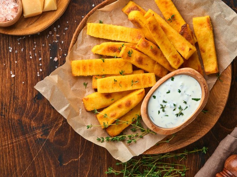 Polenta-Pommes mit Tomatensalsa: Knuspriges Fingerfood zum Verlieben