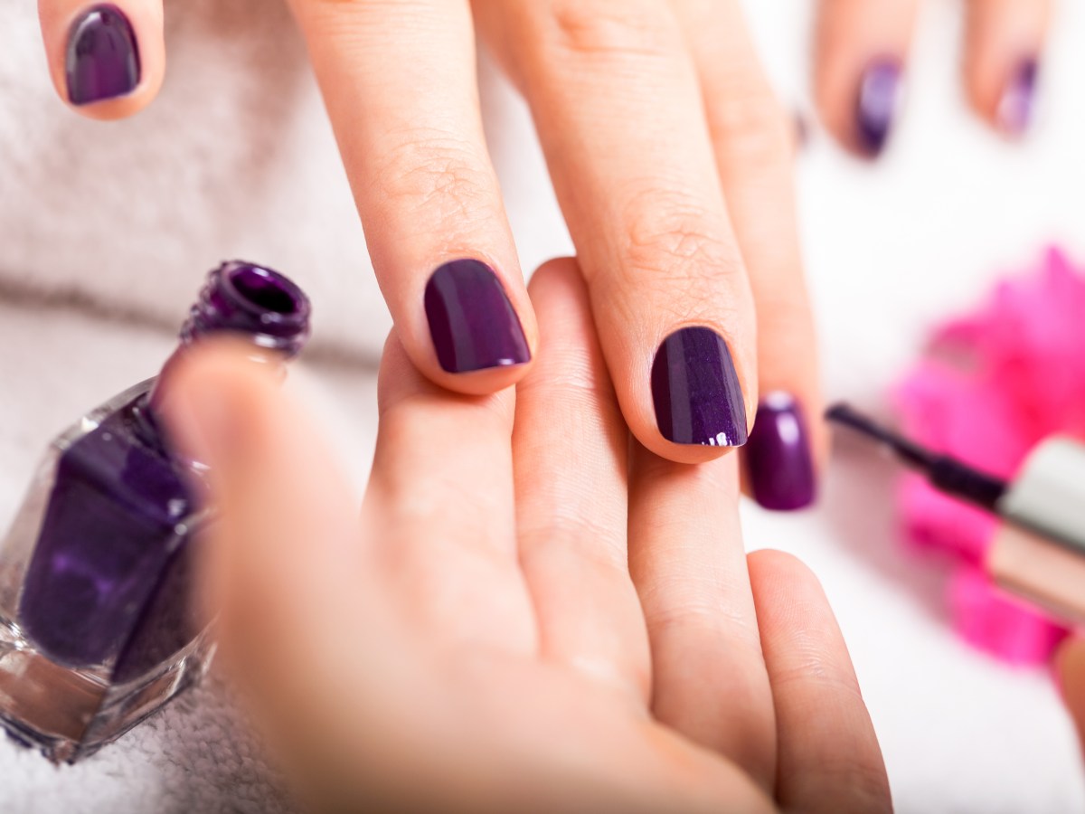 Lila lackierte Nägel