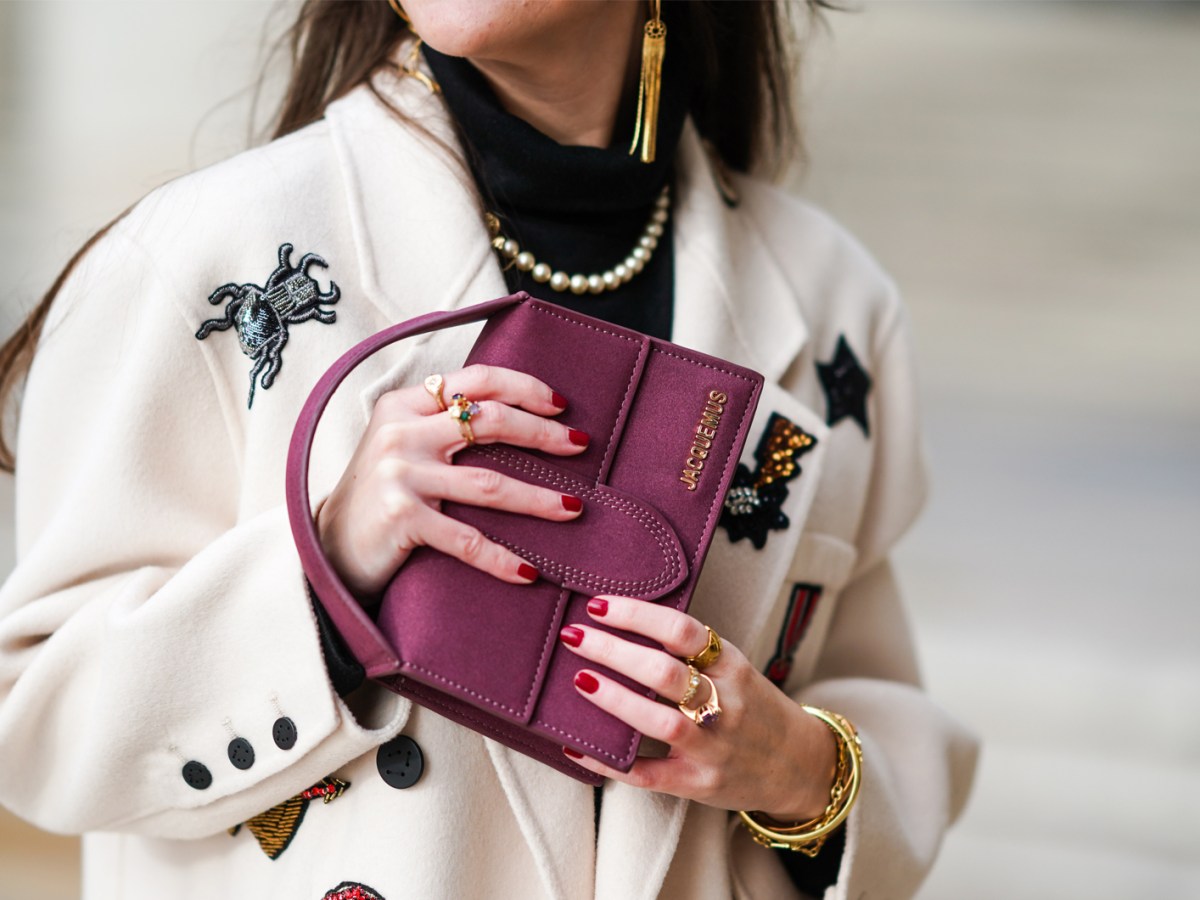 Frau mit rot lackierten Fingern&auml;geln