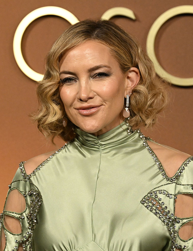 Kate Hudson bei den Oscars mit kurzen Hollywood-Wellen.