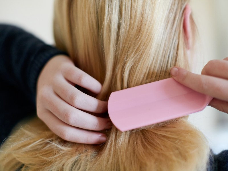 Frau bürstet sich die Haare