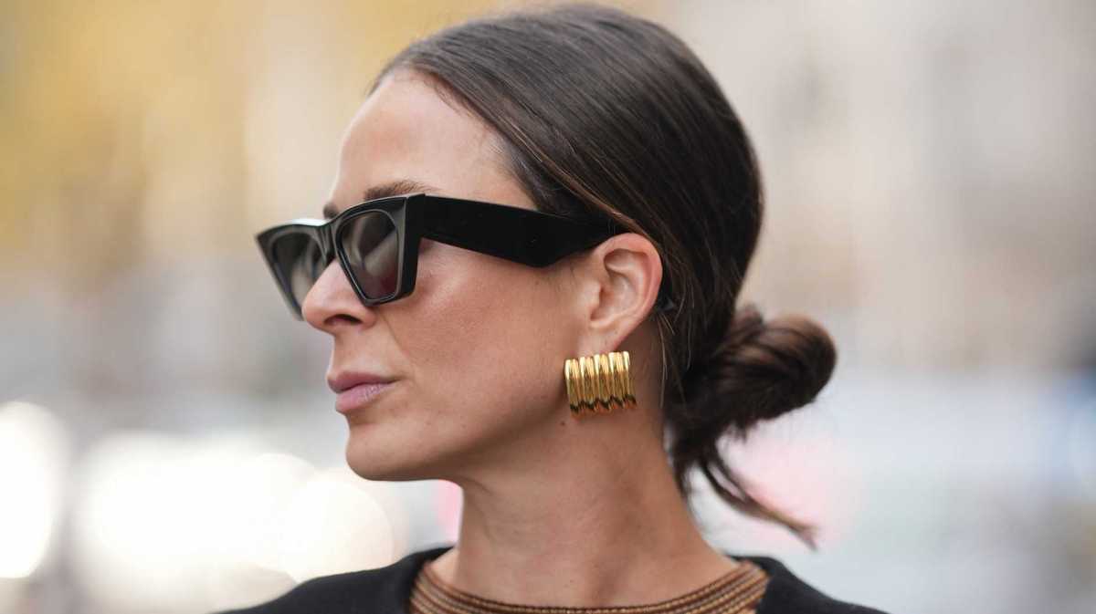 Frau mit braunen Haaren trägt einen Dutt