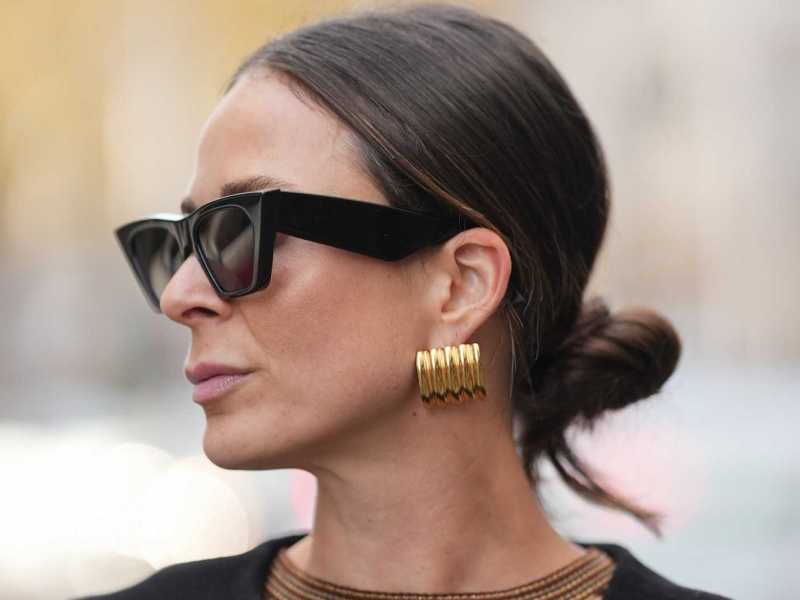 Frau mit braunen Haaren trägt einen Dutt