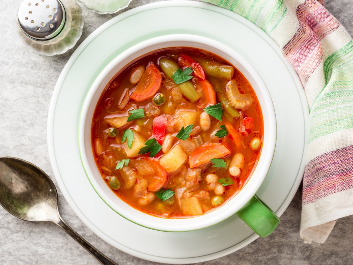 F&uuml;r alle Suppenkasper: Italienische Minestrone mit viel Gem&uuml;se