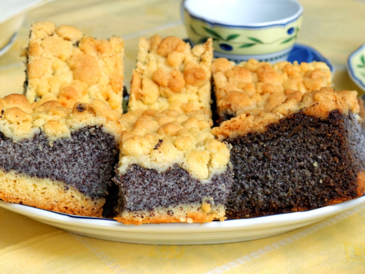 Mohnkuchen mit Streuseln auf einem Teller.