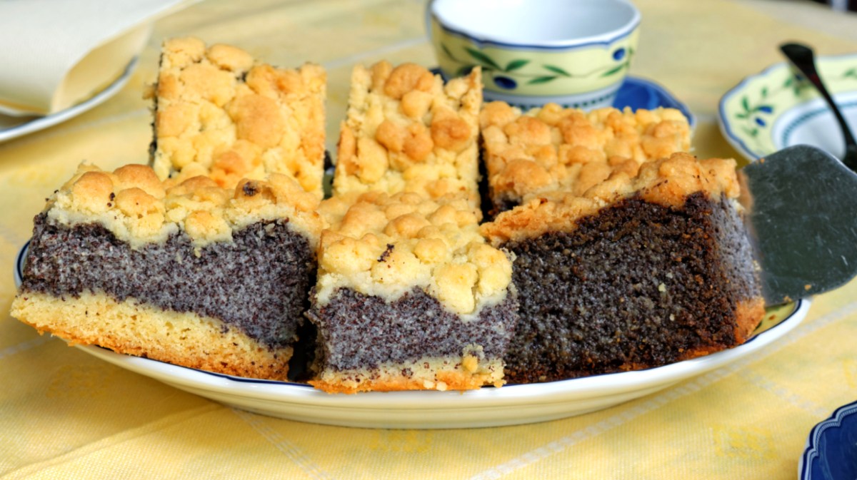 Mohnkuchen mit Streuseln auf einem Teller.