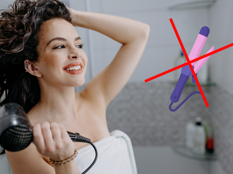 Frau mit Locken, die sich ihre Haare föhnt und daneben ein Lockenstab, der durchgestrichen ist.