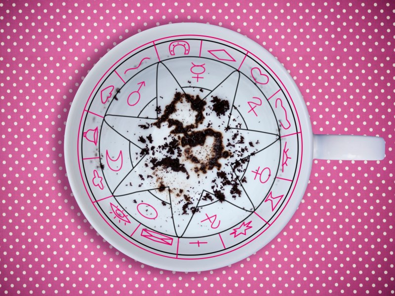 Kaffeesatz lesen, Kaffeetasse mit satz auf pinkem Hintergrund