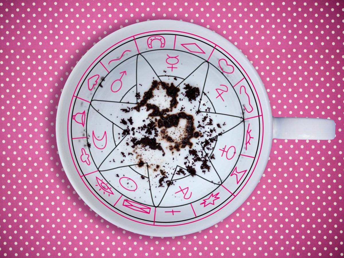 Kaffeesatz lesen, Kaffeetasse mit satz auf pinkem Hintergrund