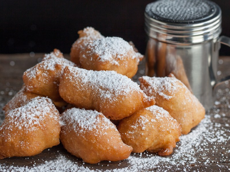 Frittiertes Teig-Gebäck mit Puderzucker.