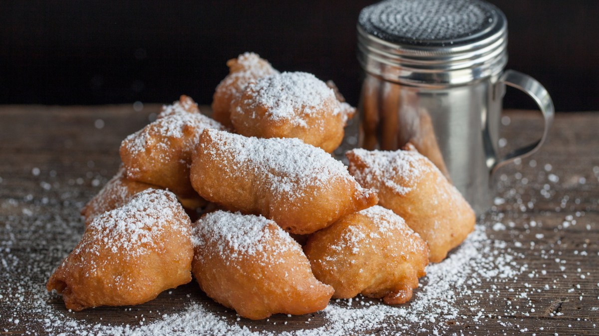 Frittiertes Teig-Gebäck mit Puderzucker.