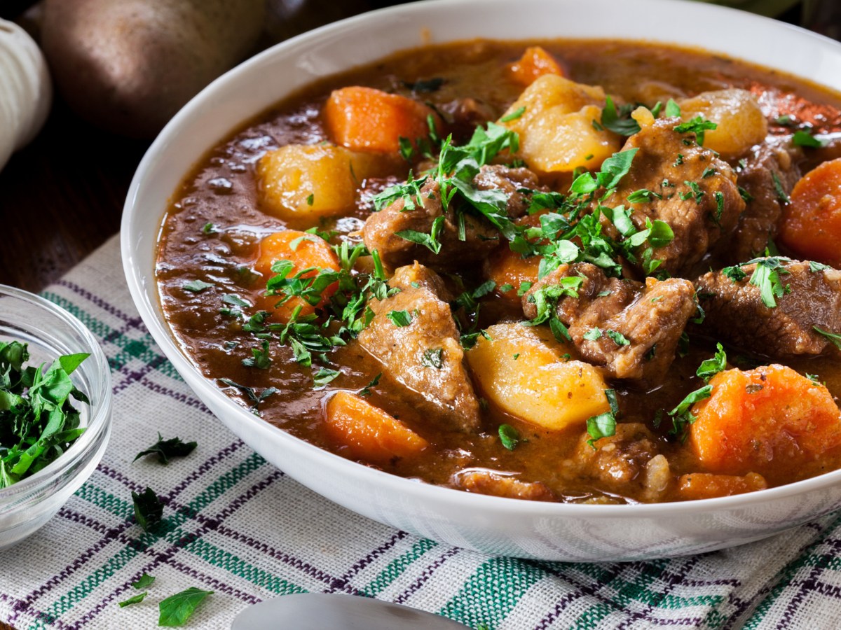 Eintopf mit Rindfleisch, Möhren und Kartoffeln.