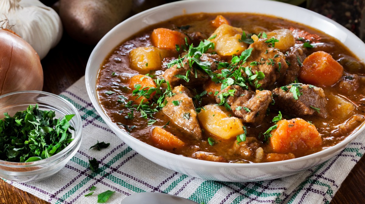 Eintopf mit Rindfleisch, Möhren und Kartoffeln.