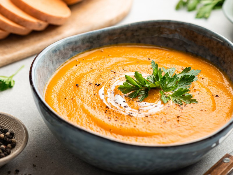 Süßkartoffelsuppe in einer schwarzen Schale.