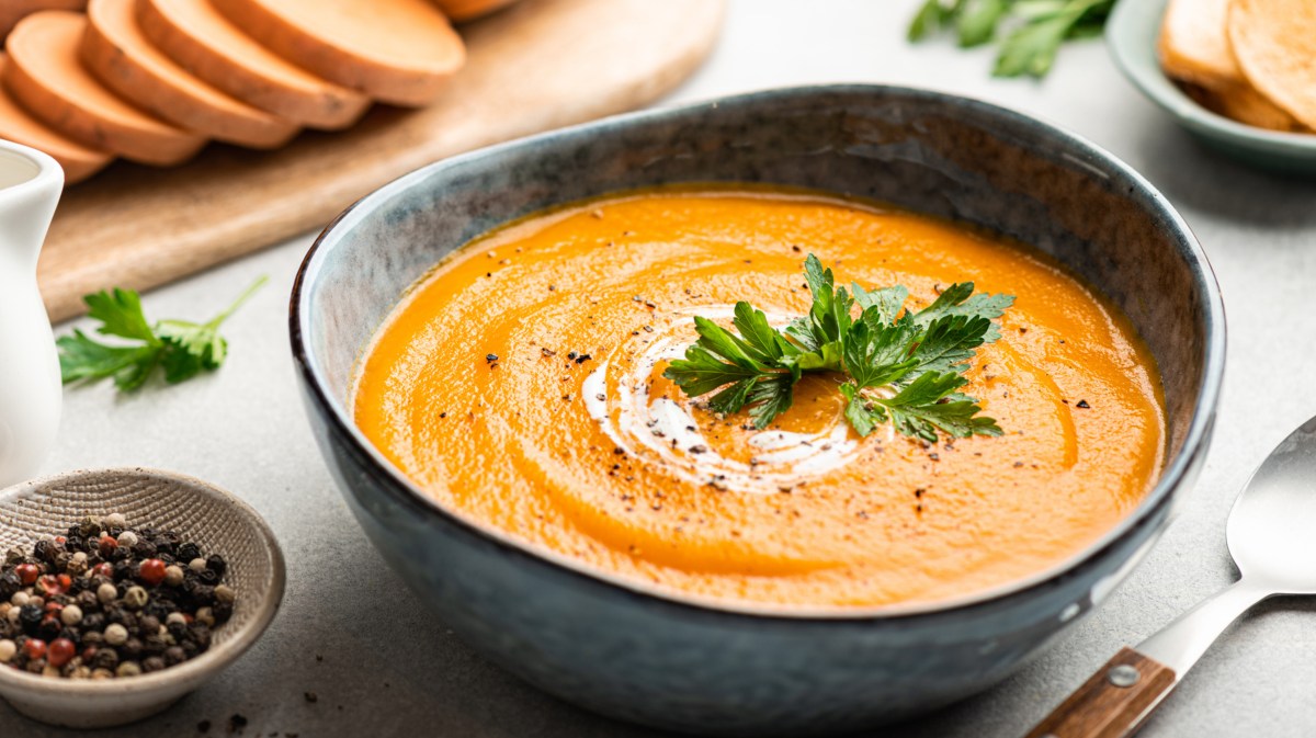 Süßkartoffelsuppe in einer schwarzen Schale.