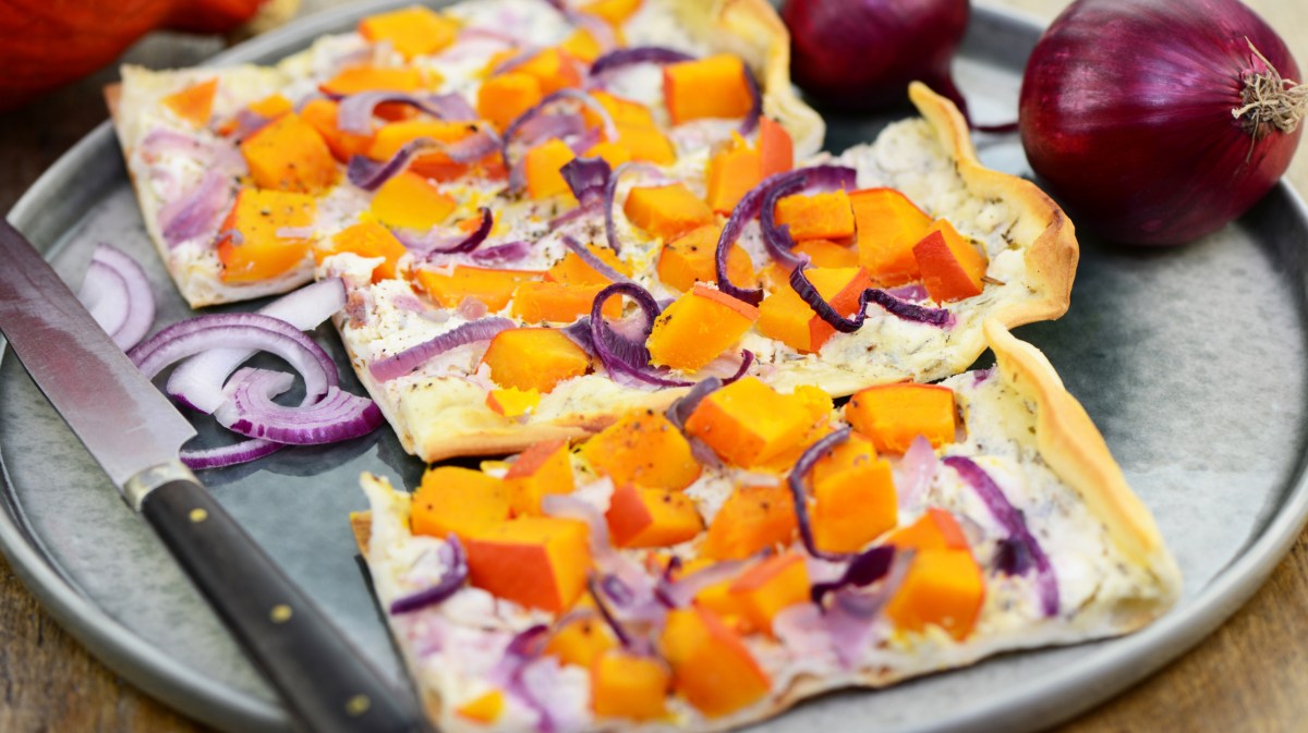 Flammkuchen mit Kürbis und roten Zwiebeln.