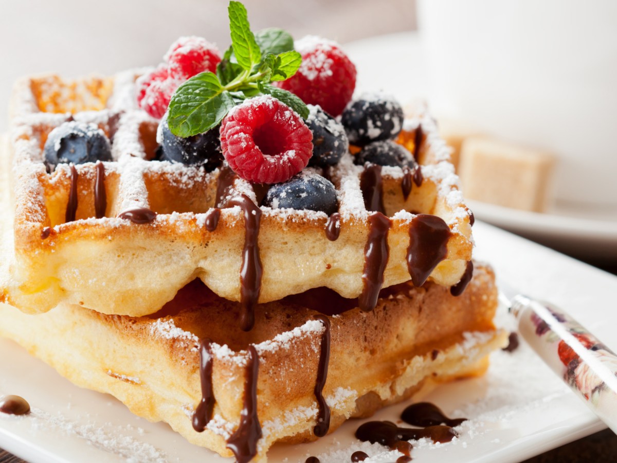 Belgische Waffeln auf wei&szlig;em Teller, mit Puderzucker.