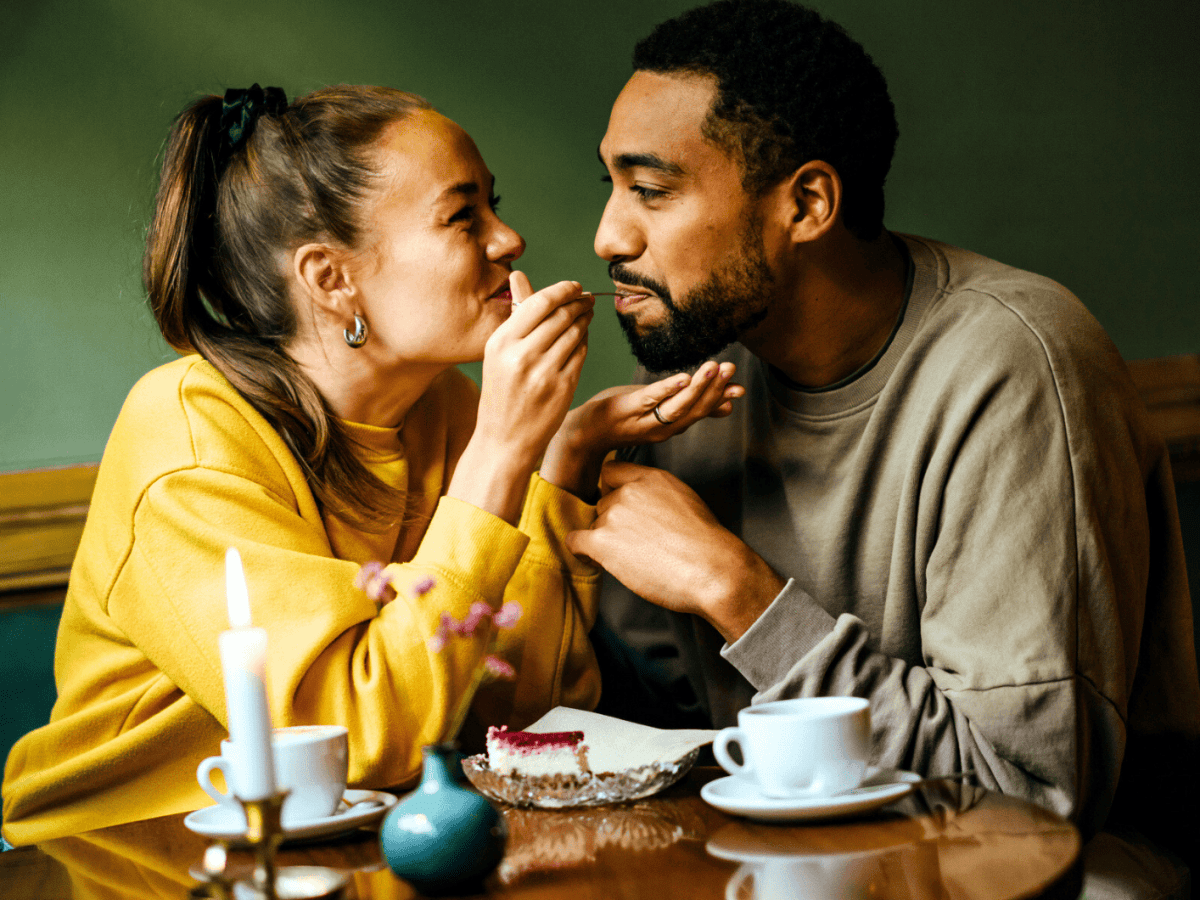 P&auml;rchen isst Kuchen, Frau f&uuml;ttert ihren Freund.