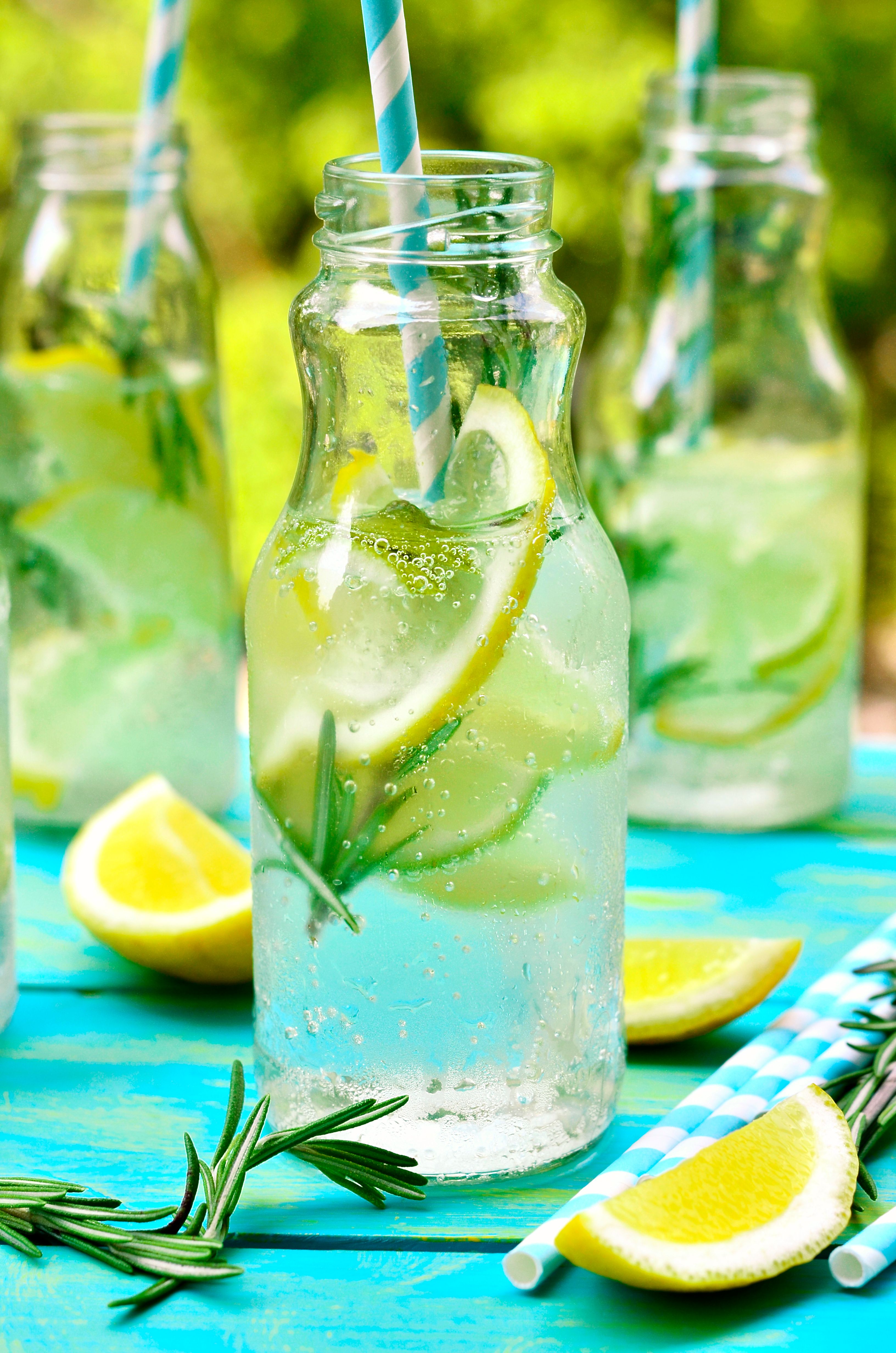 Limonade selber machen: Rezept für Kräuterlimonade