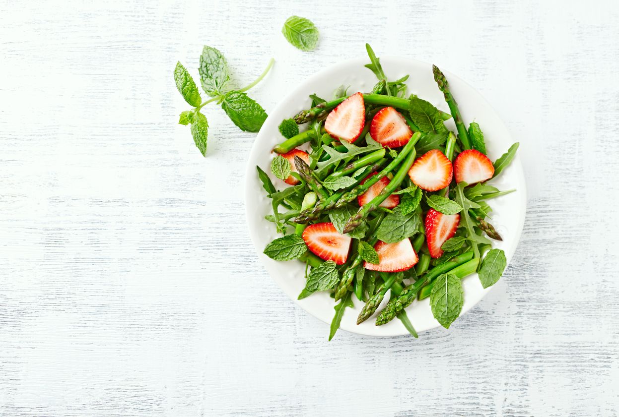 Spargelsalat mit Rucola und Erdbeeren