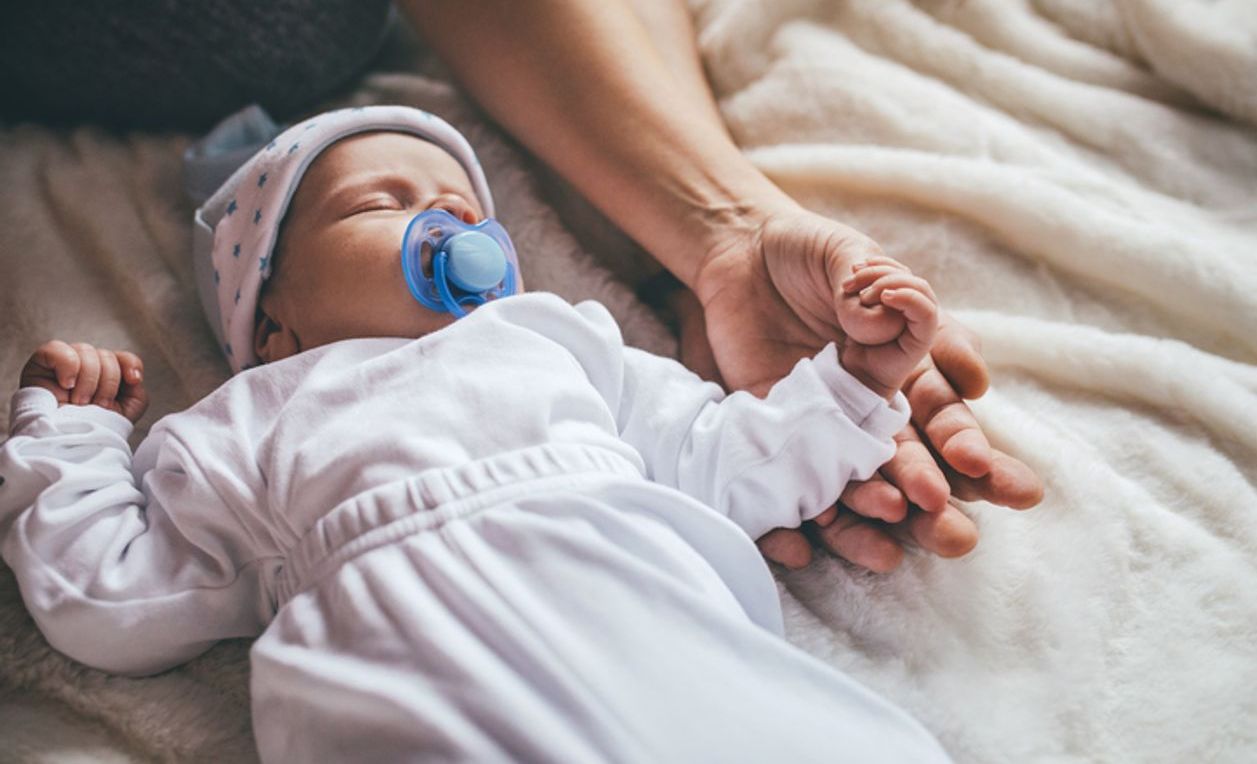 Mit 2 Wochen schläft dein Baby noch viel