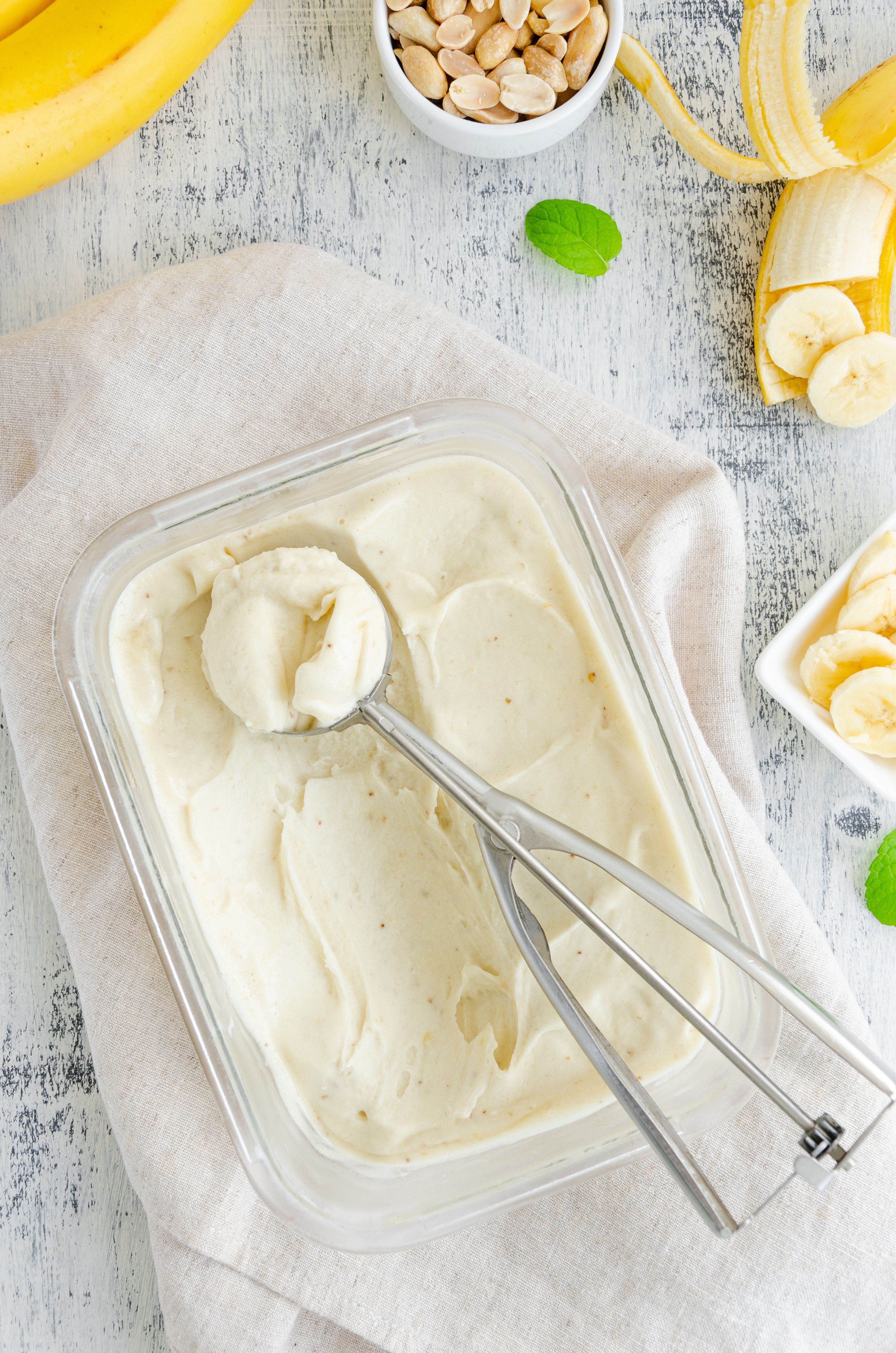 Eis mit Banane und Erdnussbutter