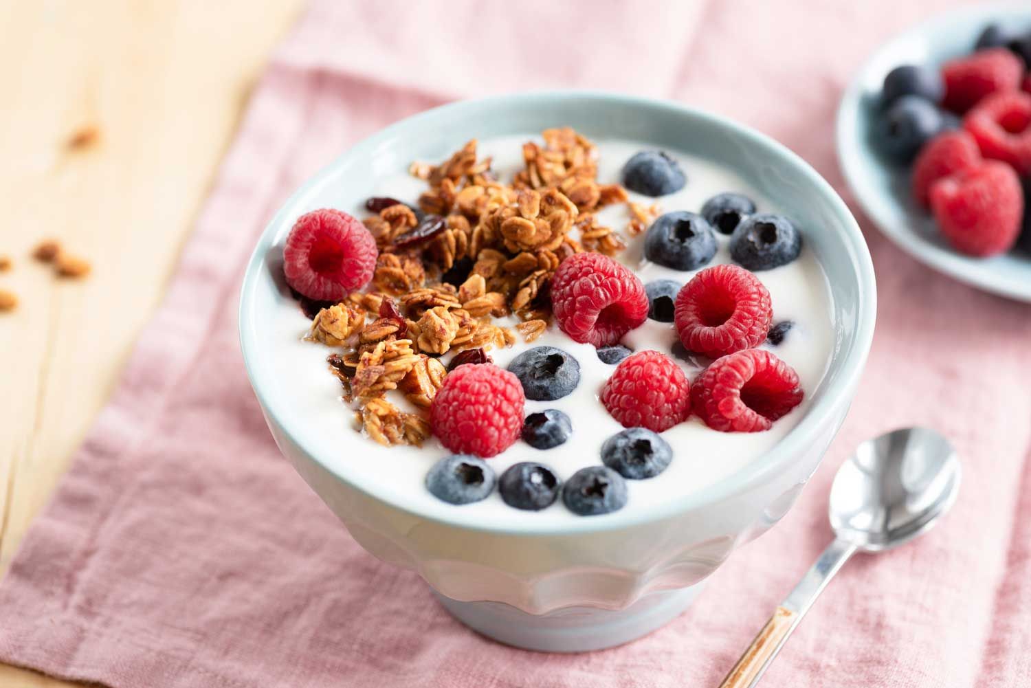 Obst lässt sich auch gut als Topping im Joghurt verarbeiten