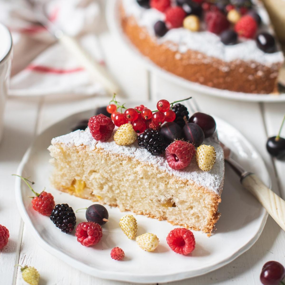 Skyrkuchen mit Beeren