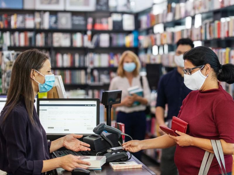 Frau mit Maske beim Einkaufen