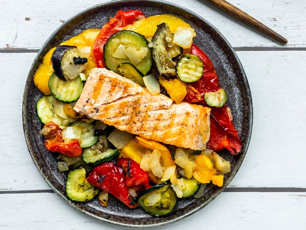 Lachspfanne mit Zucchini und Reis: Perfekt zum Feierabend