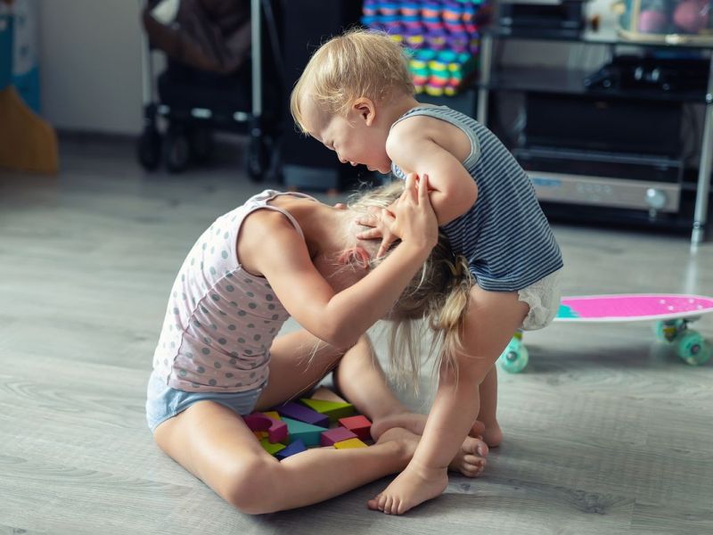 Geschwister-Rivalität: Was tun, wenn Kinder ständig streiten?