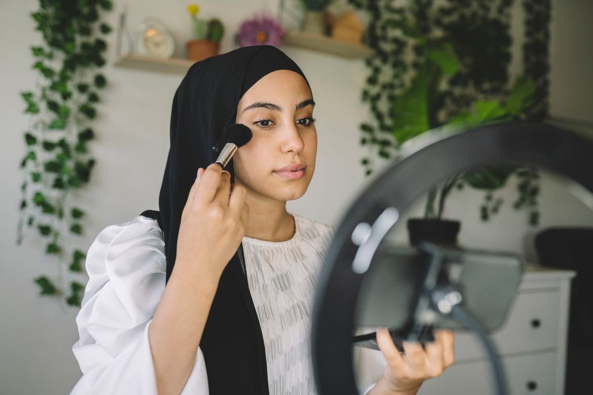 So tragen die Make-up-Artists Rouge auf.