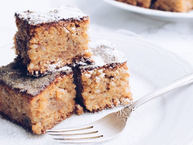 Saftiger Marzipan-Nusskuchen vom Blech mit Gabel