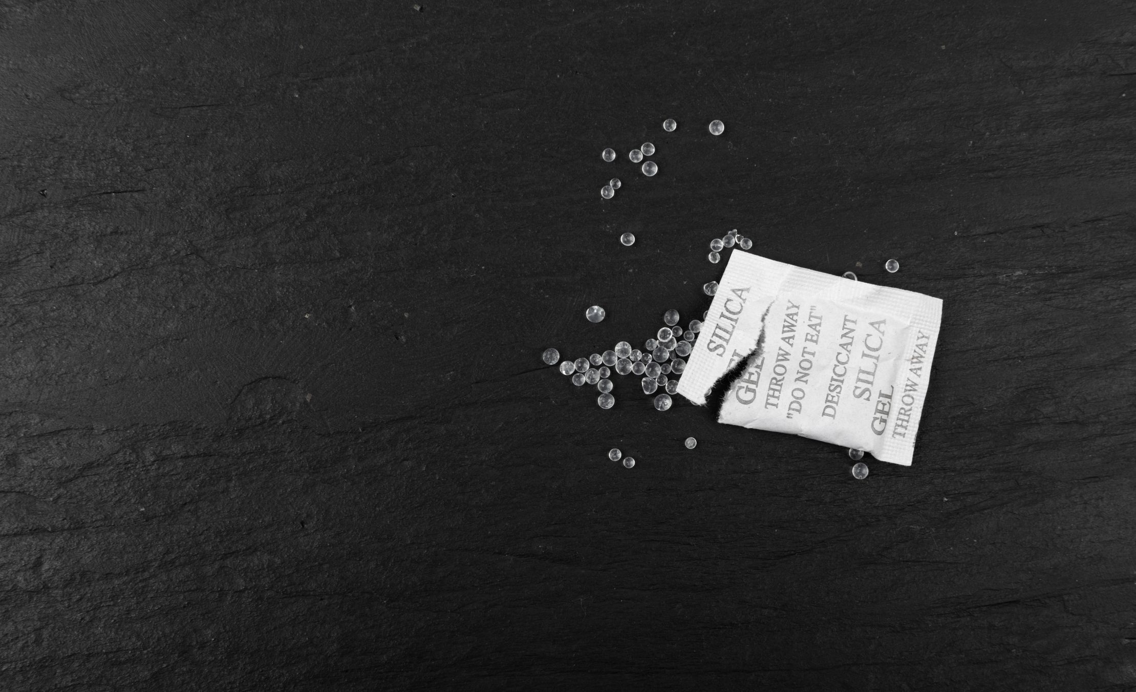 Silica-Gel-Päckchen solltet ihr für euren Haushalt aufheben.