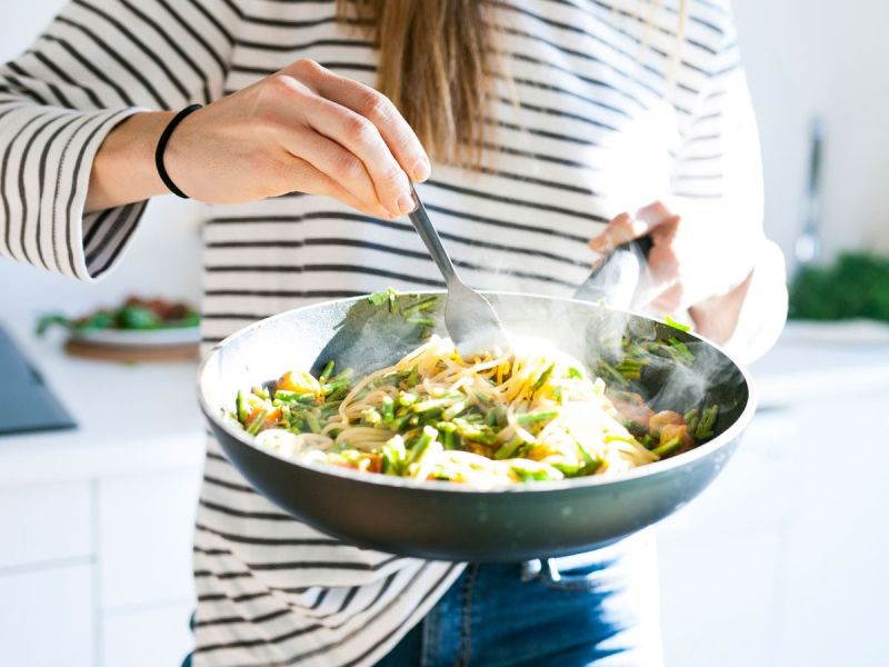 Strom sparen beim Kochen: 5 geniale Tipps, um den Geldbeutel zu schonen