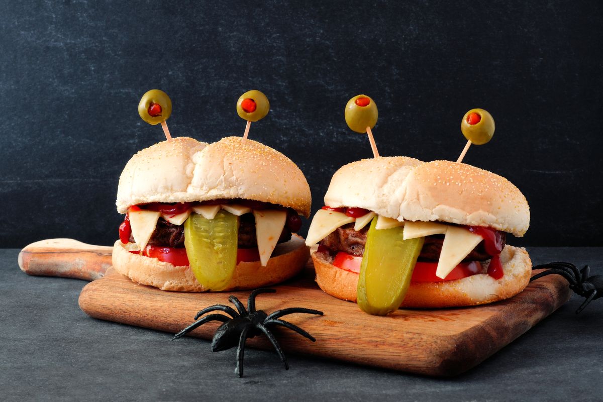 Monster-Hamburger für Halloween. Perfektes Partyrezept