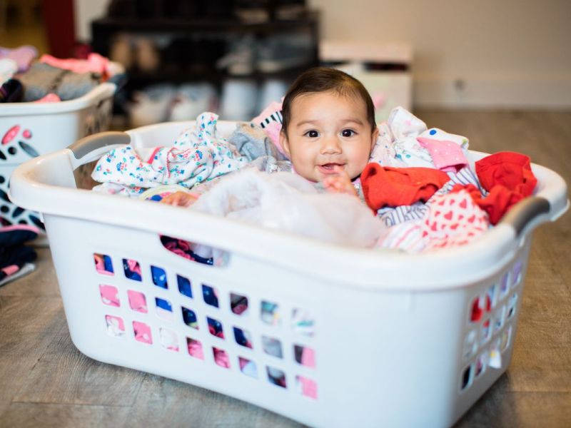 Babykleidung waschen: Praktische Tipps gegen Schadstoffe & Flecken