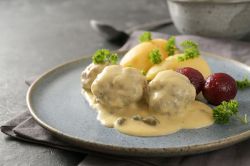 Vegane K&ouml;nigsberger Klopse mit Kapernso&szlig;e: Raffiniert!