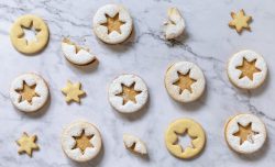 Gef&uuml;llte Eierlik&ouml;r-Sterne auf Marmorplatte