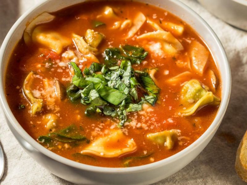 Tomatensuppe mit Tortellini