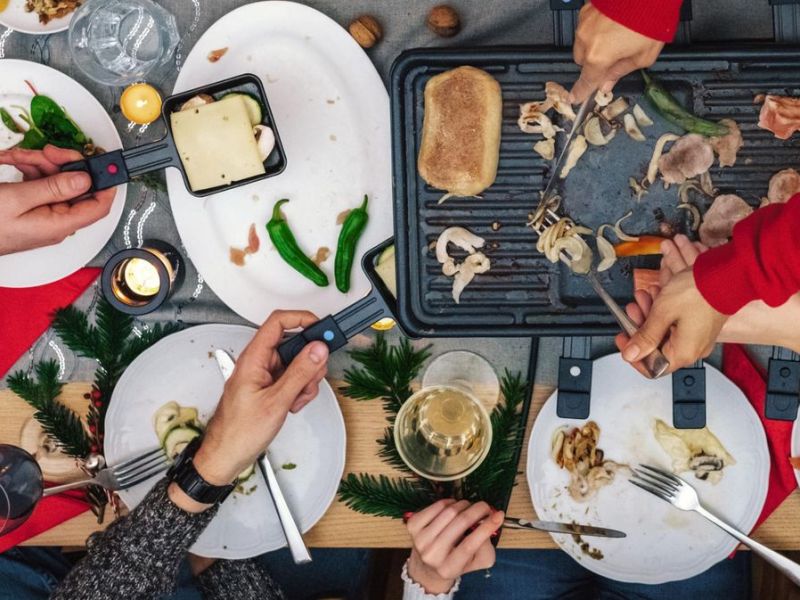 Tödliche Gefahr: Deshalb ist Raclette gefährlich für Haustiere!