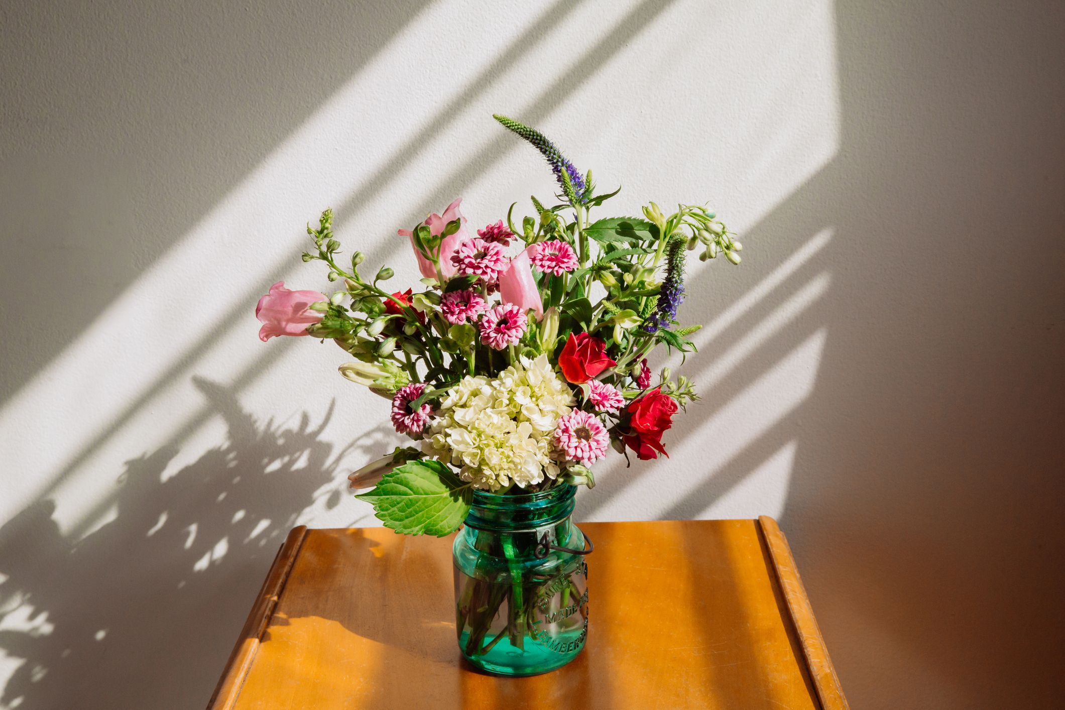 Blumen gehören zu den beliebtesteb Geschenken und dürfen auch an Weihnachten verschenkt werden.