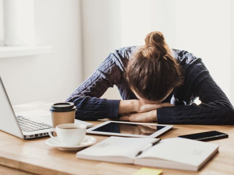 Von Kopfschmerzen bis Bauchweh: Daran erkennst du typische Stresssymptome!